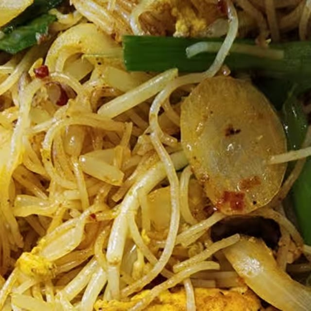 49. Singapore Rice Noodles (Hot & Spicy).